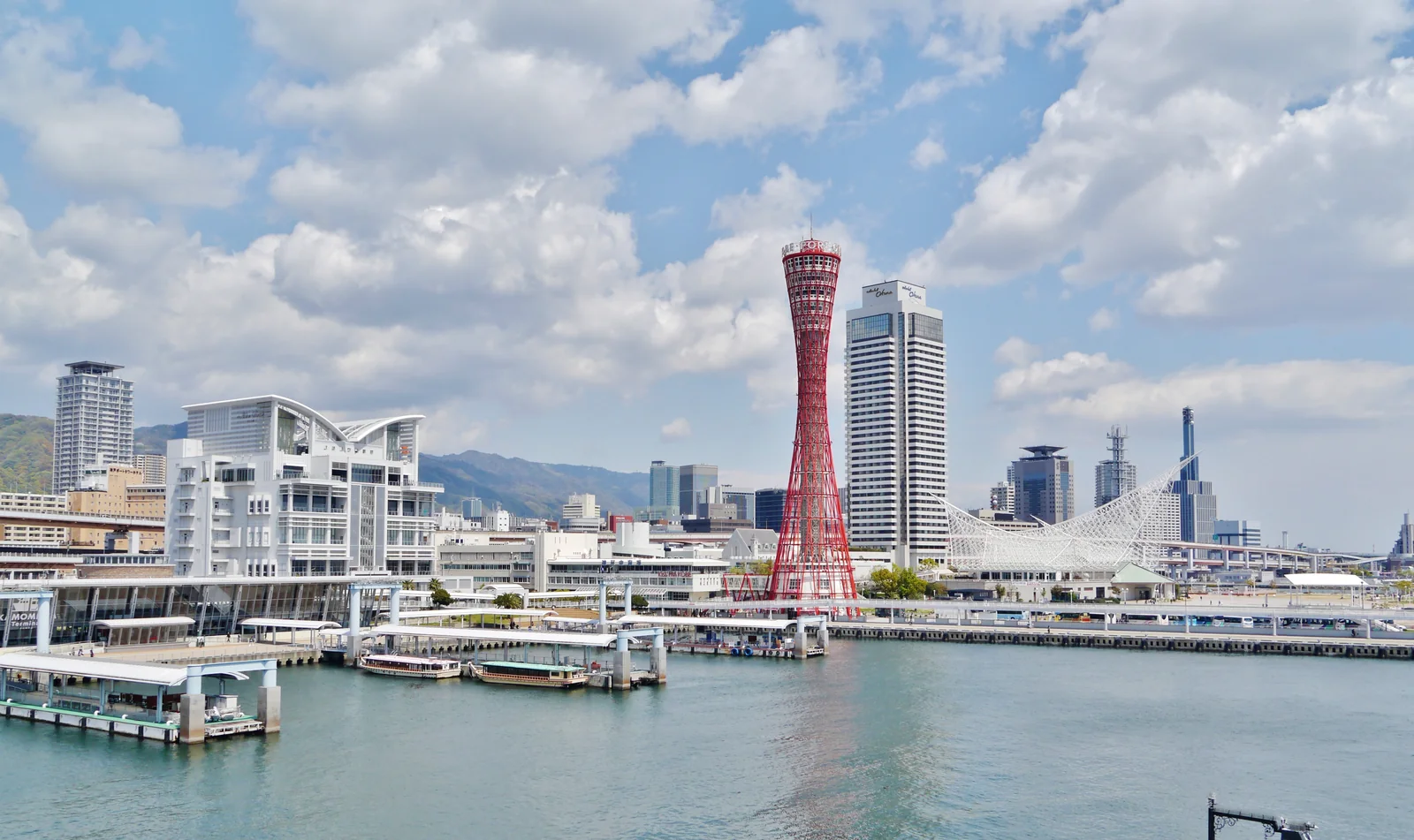ポートタワーと海洋博物館が見える神戸のウォーターフロント